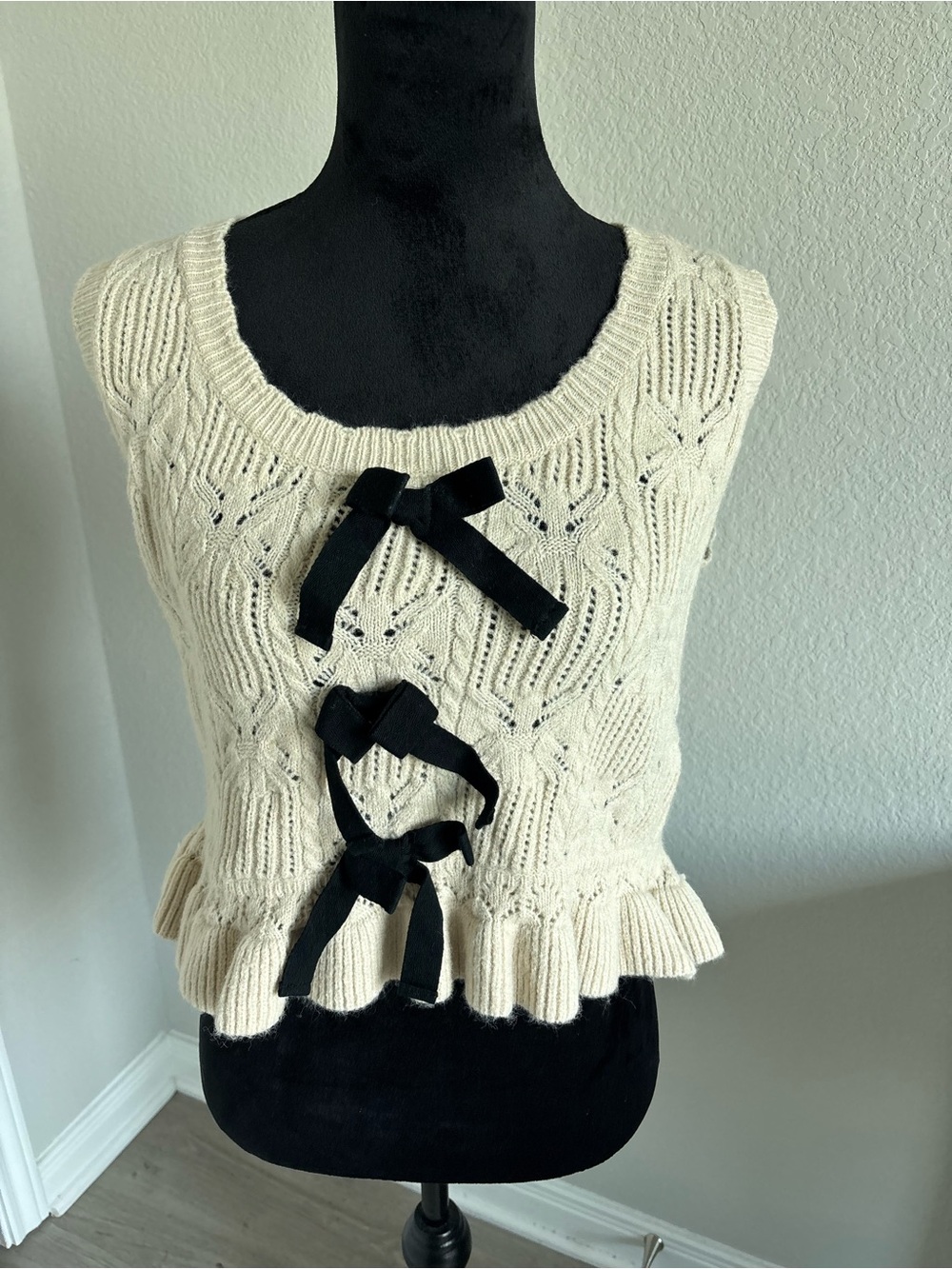 ENTRO Women’s cream cable-knit sweater vest black ribbon bows size large